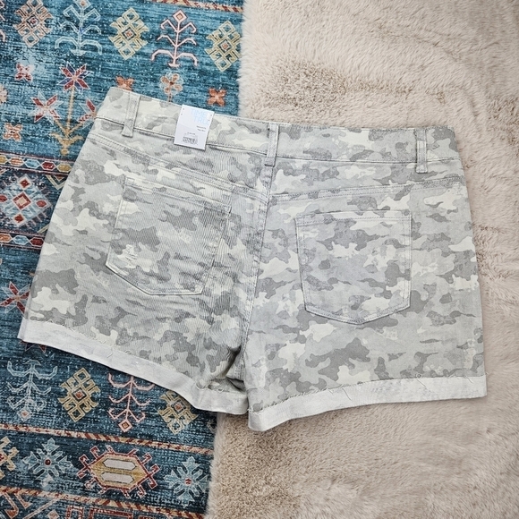 Time and Tru Women’s Mid Rise Frayed Hem Denim Shorts Camo 18 - Picture 10 of 10